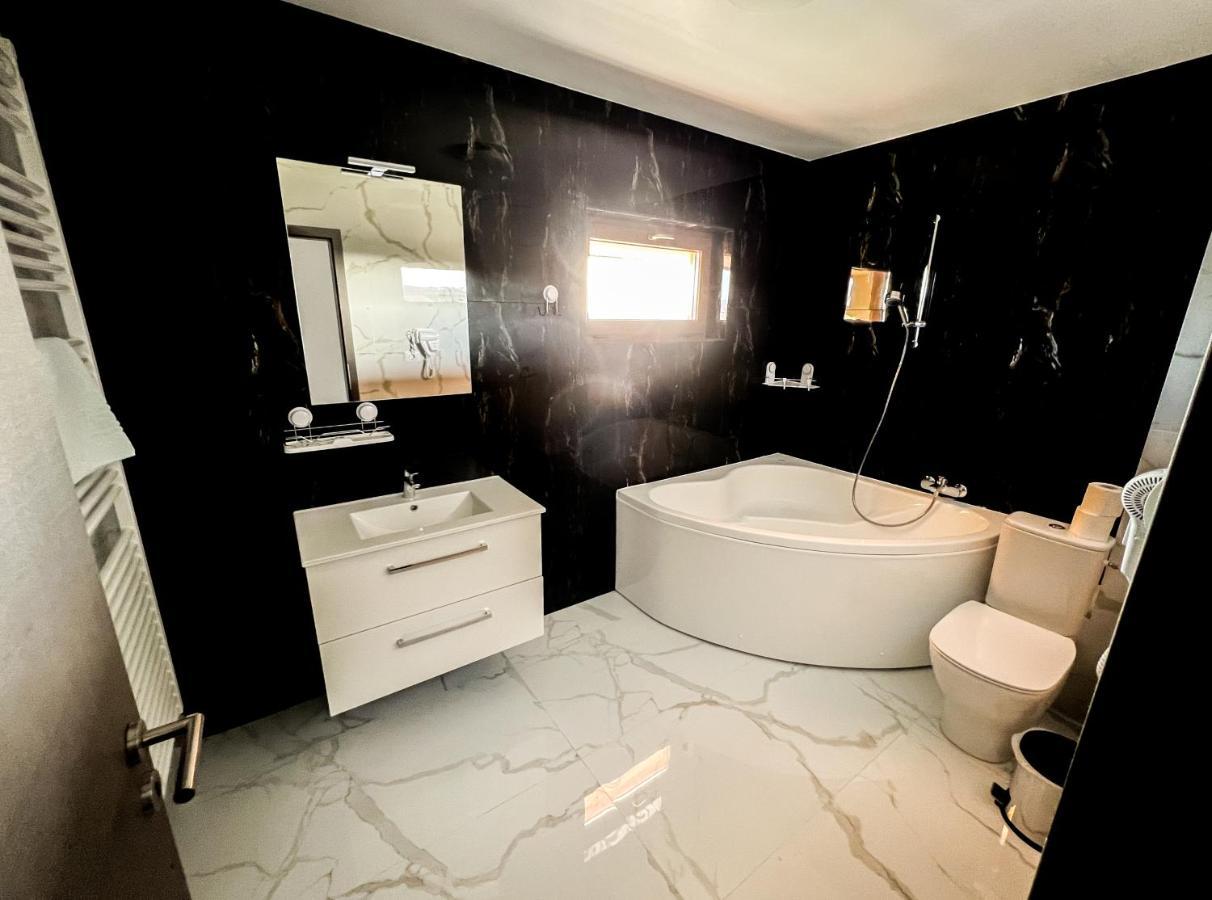 Motel Infinit Тыргу-Жиу Экстерьер фото